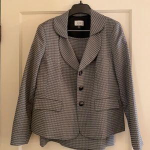 Brand new Suit with skirt. Gorgeous!